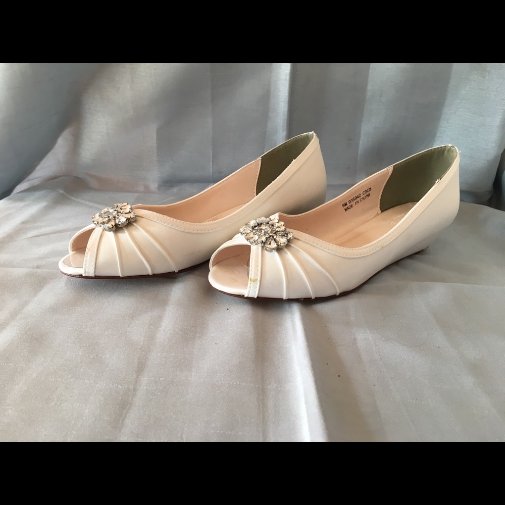 David’s Bridal Coco White Size 9 Wedge